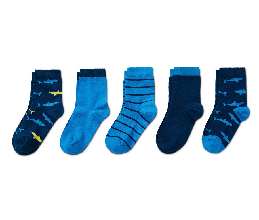 Fünf Paar Socken in verschiedenen Blautönen: mit Hai-Print, uni und gestreift.