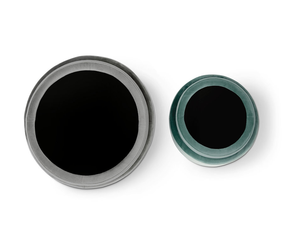 Zwei Samtpoufs mit Stauraum, einer grau und einer grün.