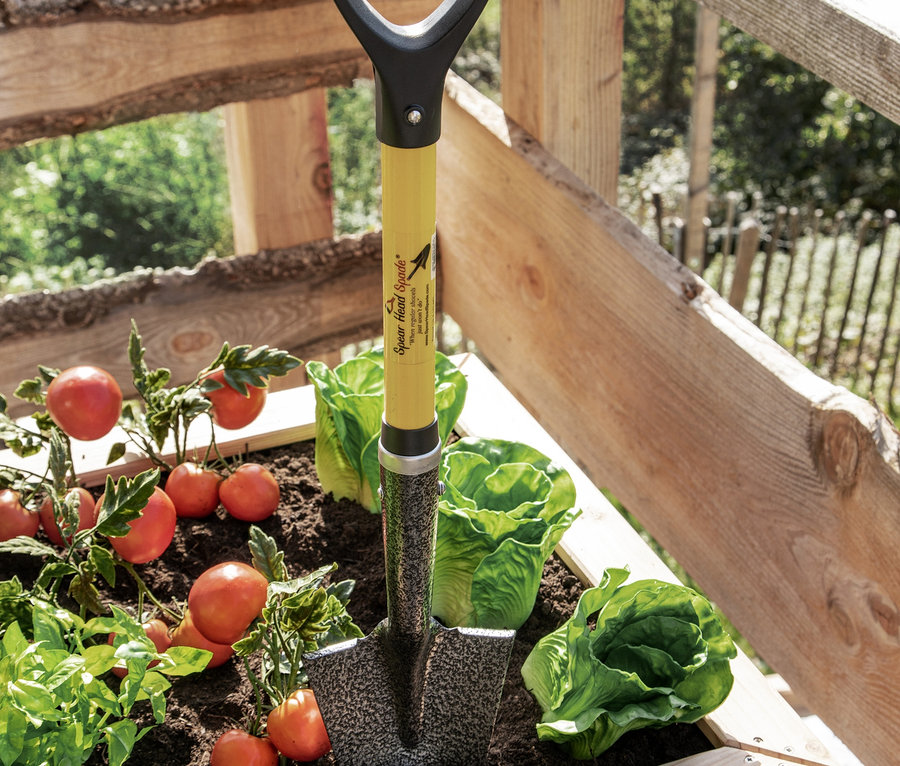 Gartenschaufel »Spearhead« (76 cm und 102 cm) steckt in einem Hochbeet mit Tomaten und Salat.