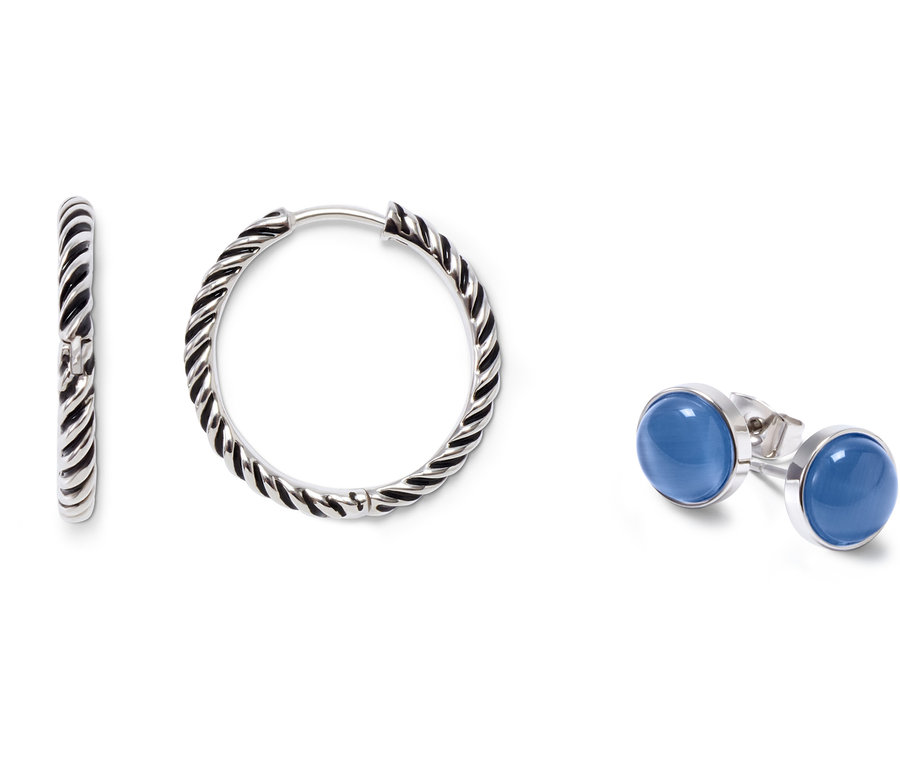 Zwei Sets aus Creolen und Ohrsteckern mit blauen Cabochon Steinen auf weißem Hintergrund.