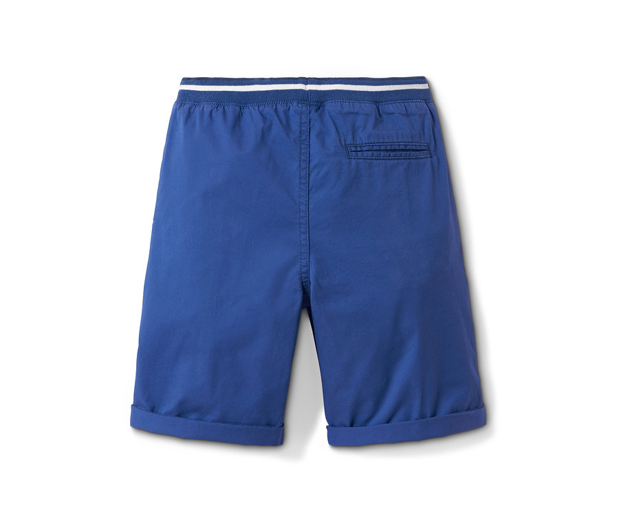 Blaue Webshorts mit weißem Bund.