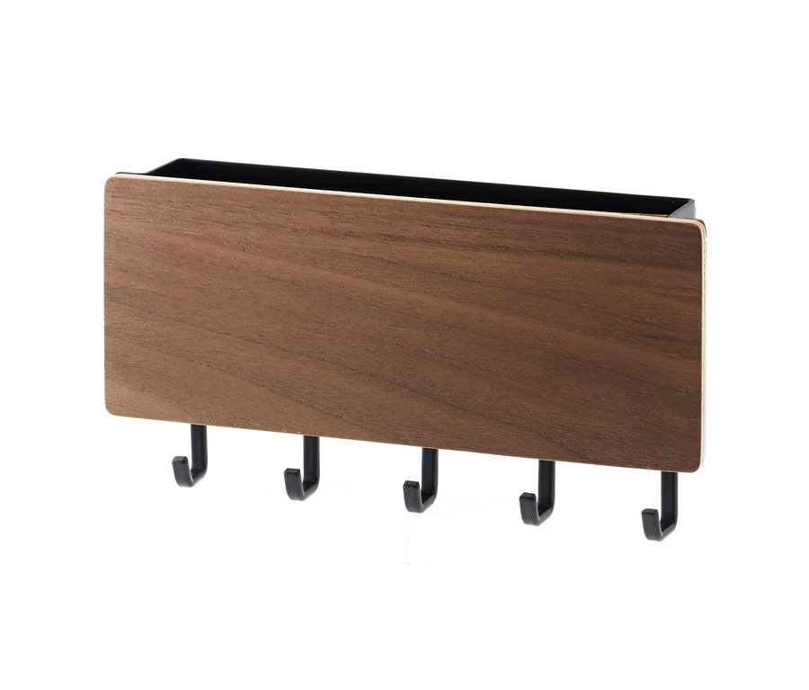 Schwarzer Yamazaki RIN Schlüsselhalter mit Holzplatte und fünf Haken.