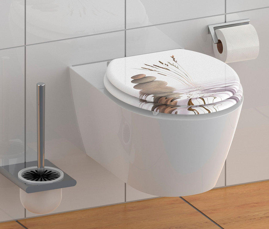 Weiße Toilette mit MDF WC-Sitz, Balance, mit Stein- und Grasmotiv.