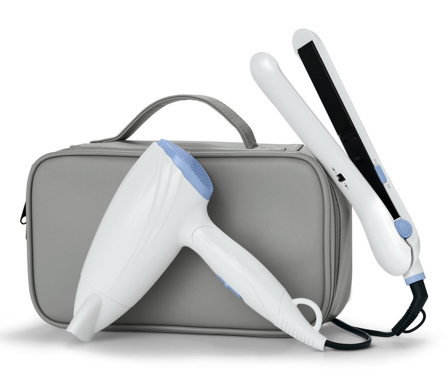 Weißes Haartrockner- und Glätteisen-Travelset mit grauer Reisetasche.