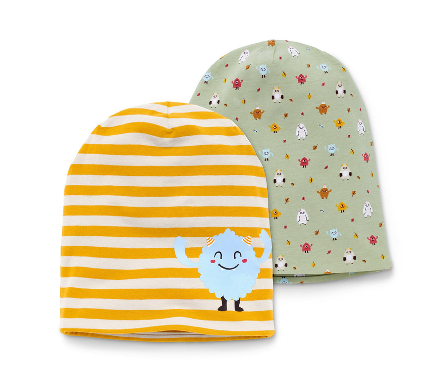 Zwei Mützen, eine grün mit Muster und eine gelb gestreifte mit einer blauen Comicfigur.