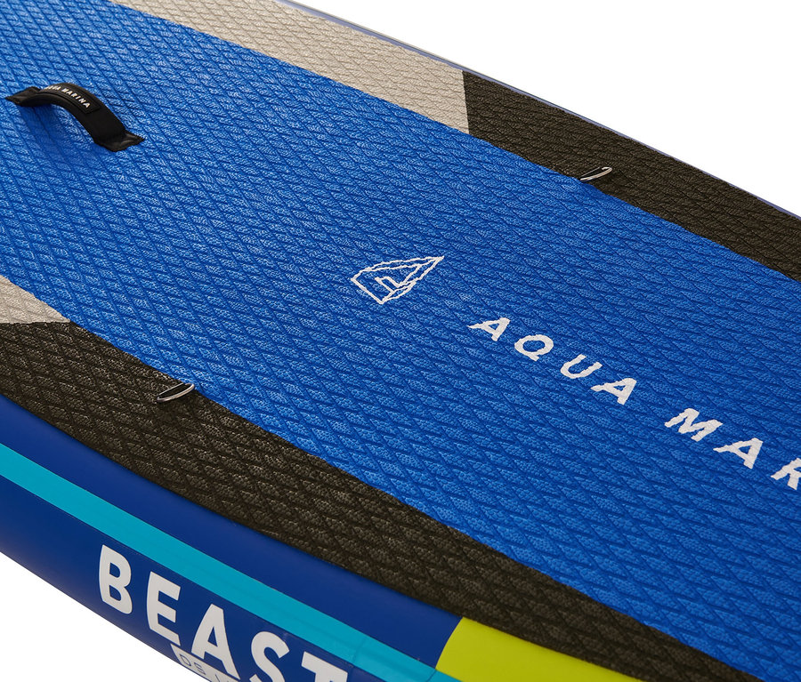Detailaufnahme eines blauen SUP-Boards »Beast« mit Aqua Marina Logo.