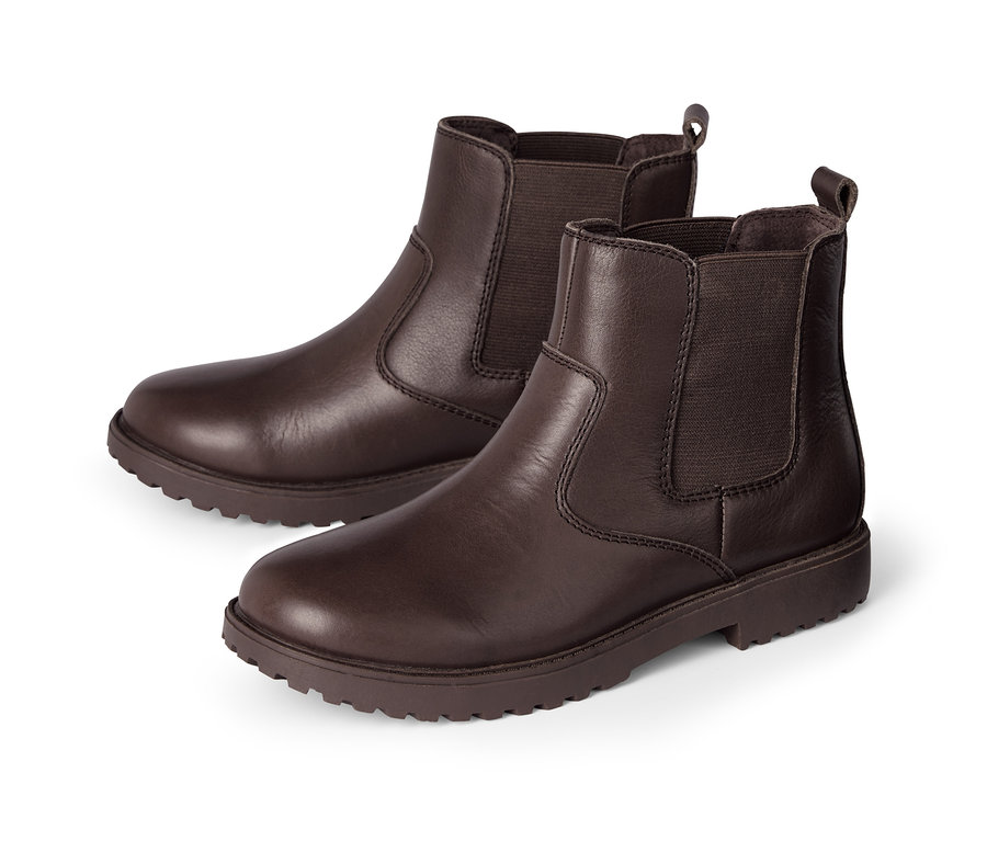 Zwei braune Lederstiefel auf einem weißen Hintergrund.