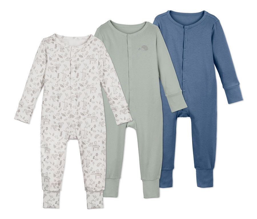 Drei Baumwoll-Pyjamas mit langen Ärmeln und Hosenbeinen. Ein Pyjama ist weiss mit Tiermuster, einer ist hellgrün, der dritte ist blau.