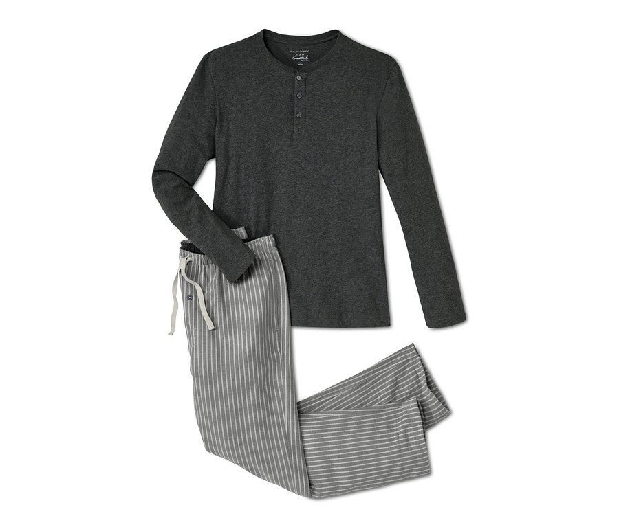 Grauer Flanell-Pyjama mit langen Ärmeln und gestreifter Hose.