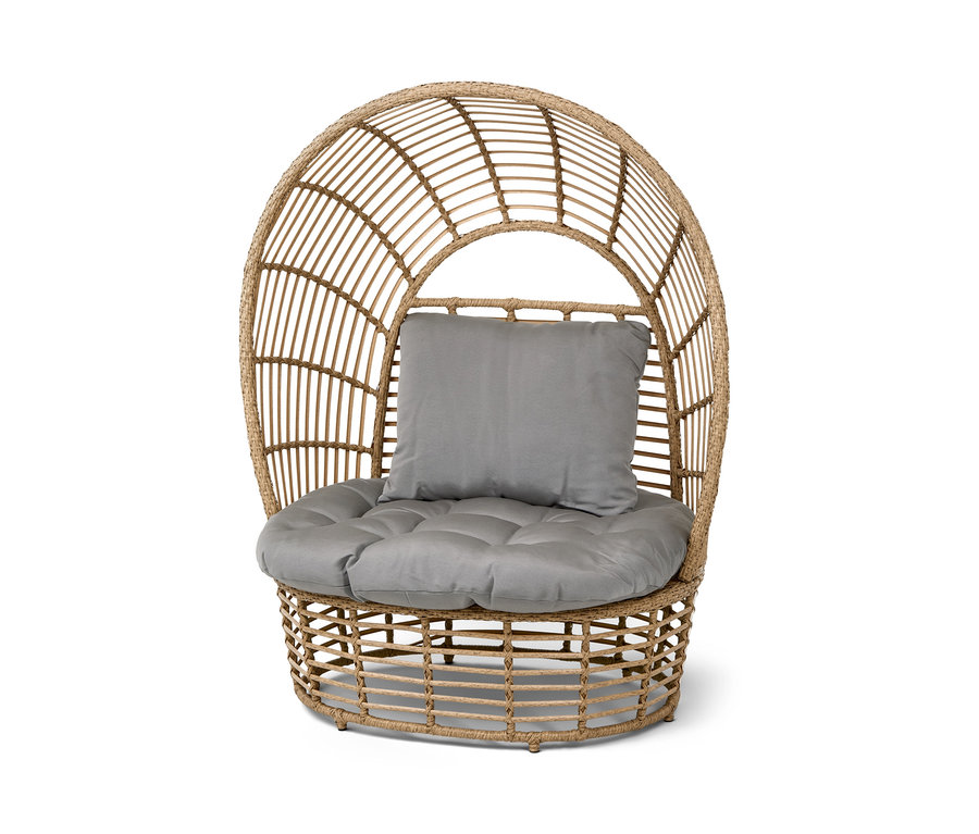 Ein Relaxsessel »Boho« mit grauem Kissen.