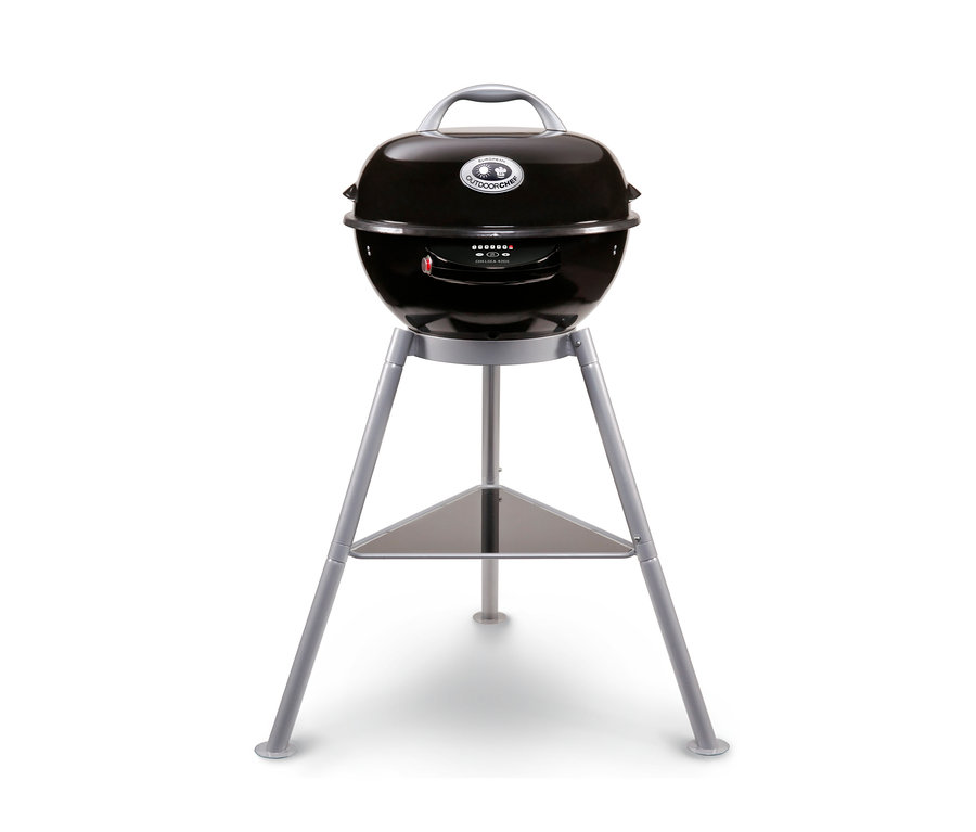 Schwarzer Outdoorchef-Elektrogrill »Chelsea 420 E« auf silbernem Gestell.
