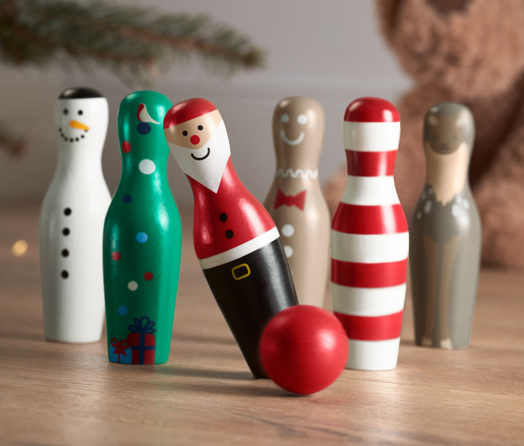 Mini-Bowling »Xmas«-Set mit Kegeln in Form von Schneemann, Baum, Santa, Lebkuchenmann und Rentier mit roter Kugel.