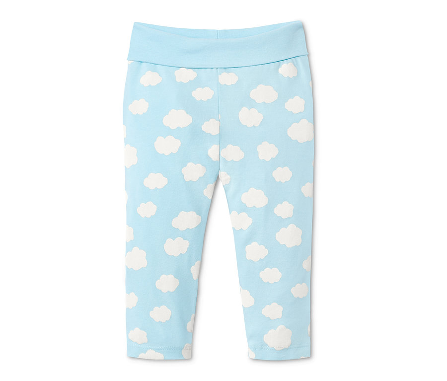 Hellblaue Babyhose mit weißen Wolken.