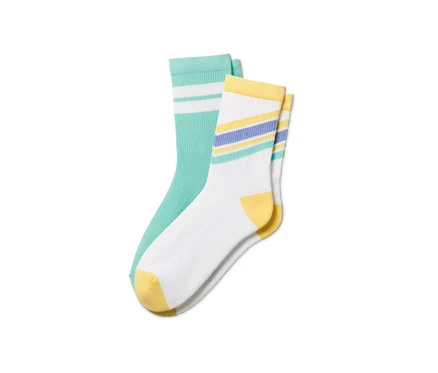 Zwei Paar Tennissocken mit Bio-Baumwolle. Ein Paar ist türkis mit weißen Streifen, das andere Paar ist weiß mit gelber Ferse und Streifen.