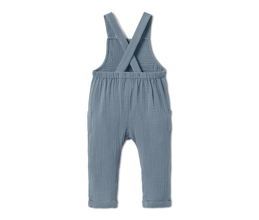 Eine blaue Latzhose.