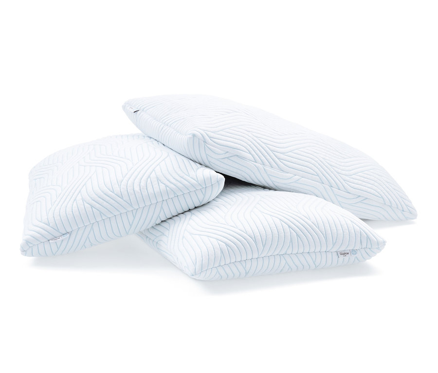 Drei TEMPUR® Schlafkissen Comfort Soft mit SmartCool Technologie™ sind übereinander gestapelt.