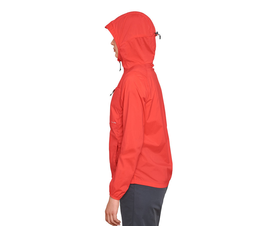 Seitenansicht einer Person mit Kapuze in einer Lightweight-Windjacke.