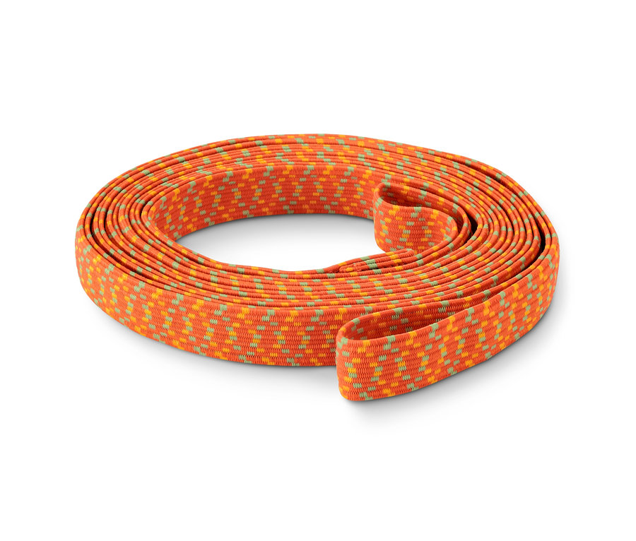 Ein orangefarbenes Gummitwist, das zu einem Kreis aufgerollt ist.