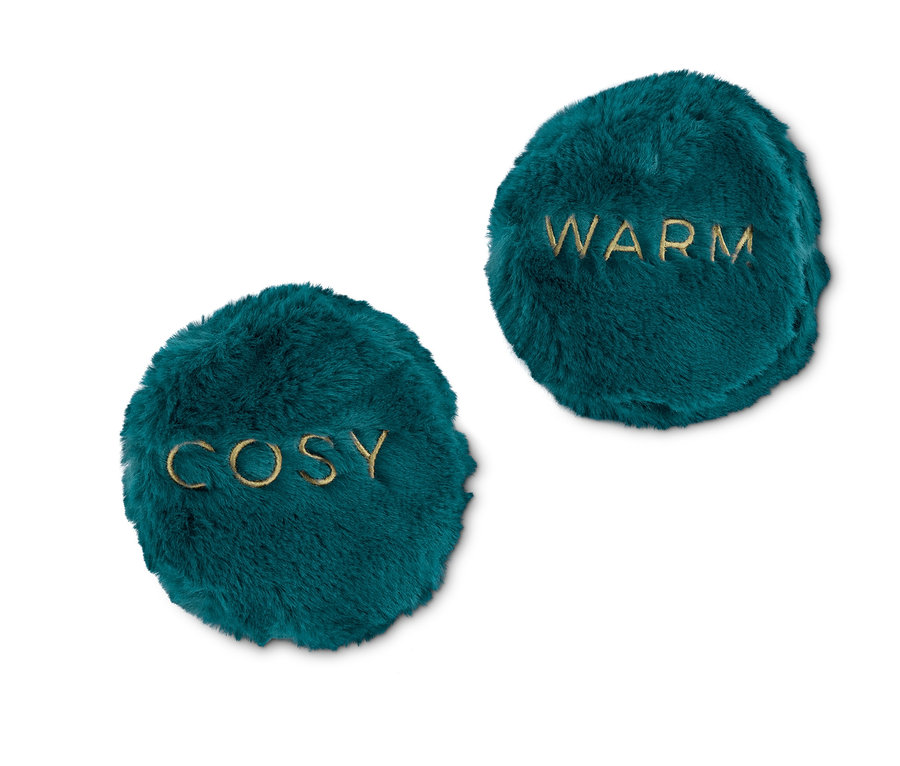 Zwei Taschen-Heizkissen, eines mit der Aufschrift "COSY" und das andere mit der Aufschrift "WARM".