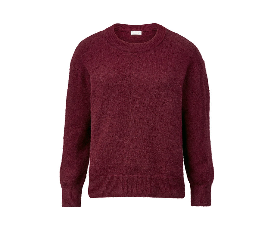 Ein Strickpullover mit Ajour-Muster auf weißem Hintergrund.