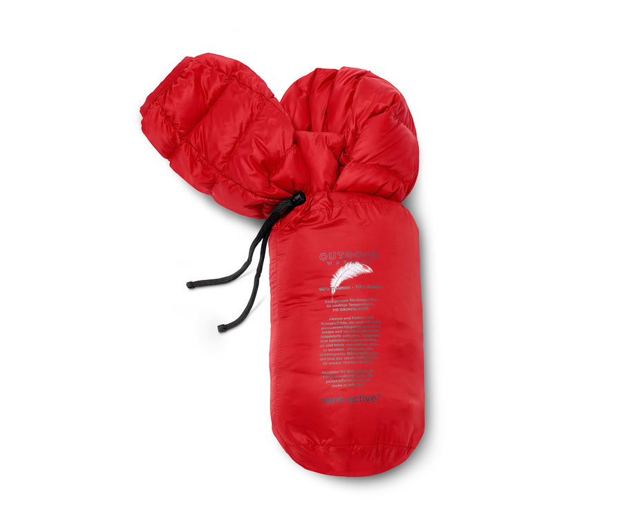 Eine rote Daunenjacke, verpackt in einer Hülle.