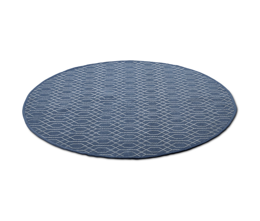 Blauer runder Outdoor-Wendeteppich mit geometrischem Muster.
