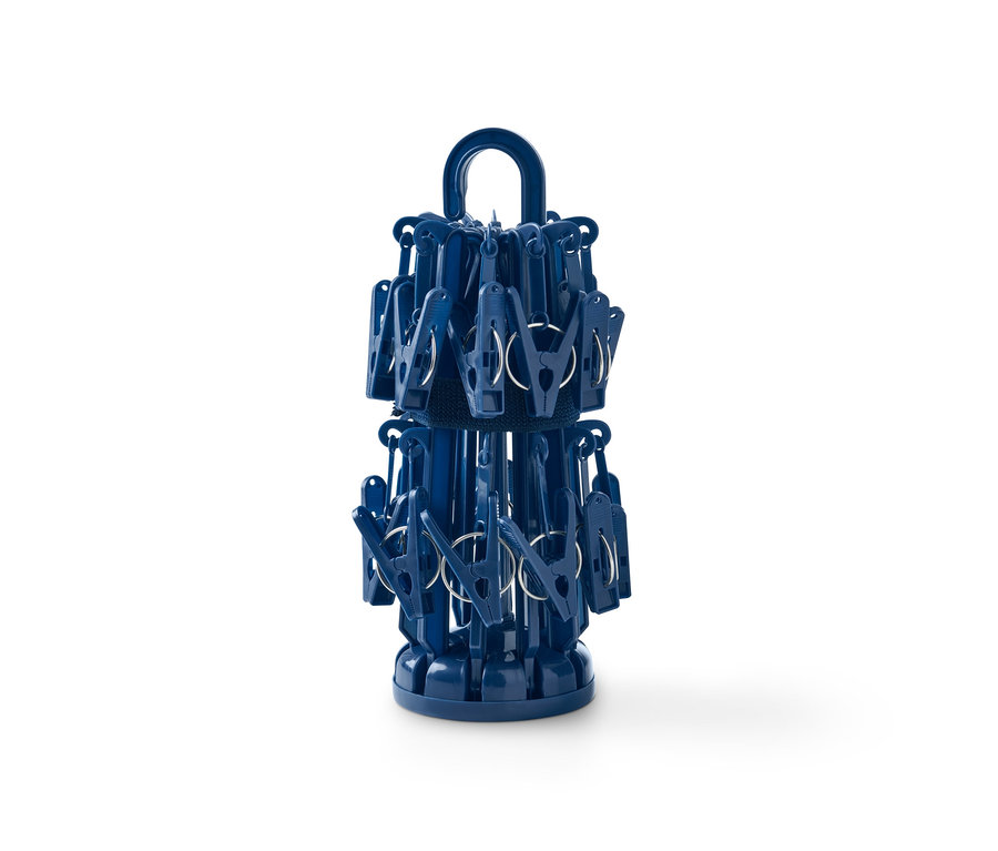 Ein blauer Camping-Mini-Wäschespinne mit Wäscheklammern.