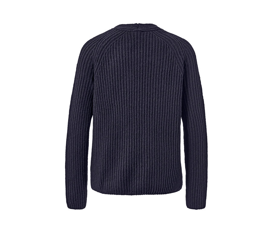 Detailansicht der Rückseite eines dunkelblauen Grobstrick-Pullovers mit Wolle.