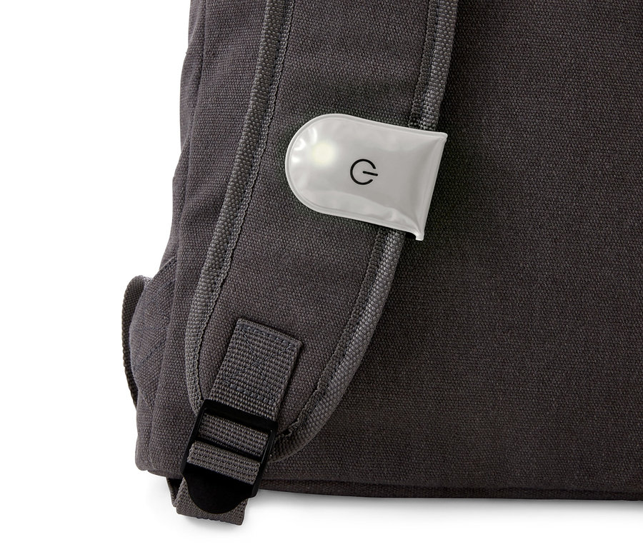 Ein LED-Magnetlicht ist an einem Rucksackgurt befestigt.