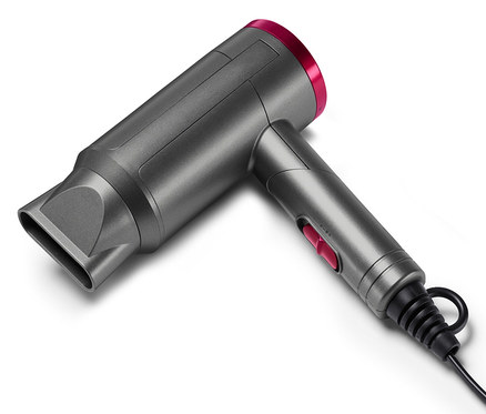Ein grauer Haartrockner mit pinkfarbenen Akzenten liegt auf einem weißen Hintergrund.