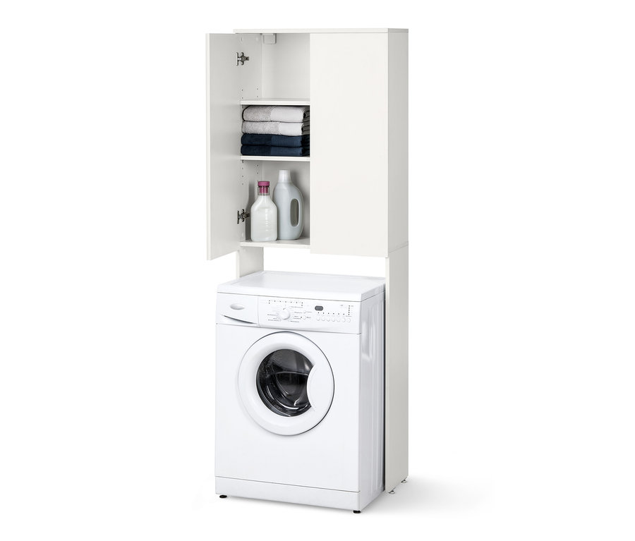 Ein weisser Waschmaschinenschrank steht über einer weissen Waschmaschine. Eine offene Schranktür zeigt Handtücher und Waschmittel.