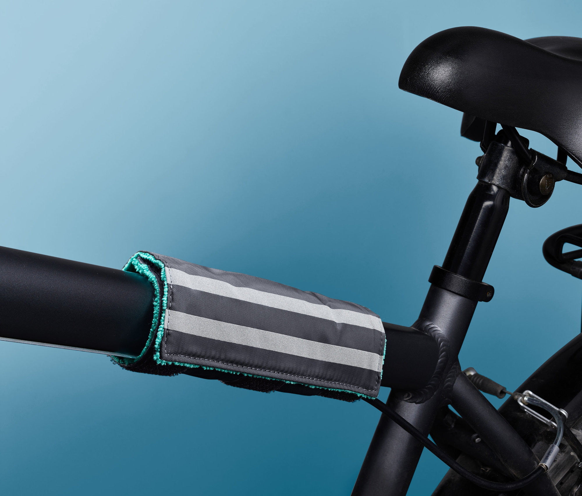 Fahrrad-Reinigungstuch am Rahmen eines Fahrrads befestigt.