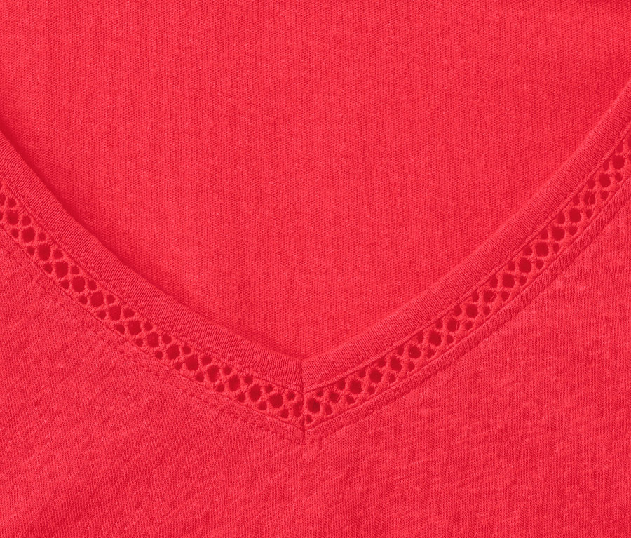 Detailansicht eines roten Shirts aus Leinenmix mit V-Ausschnitt.