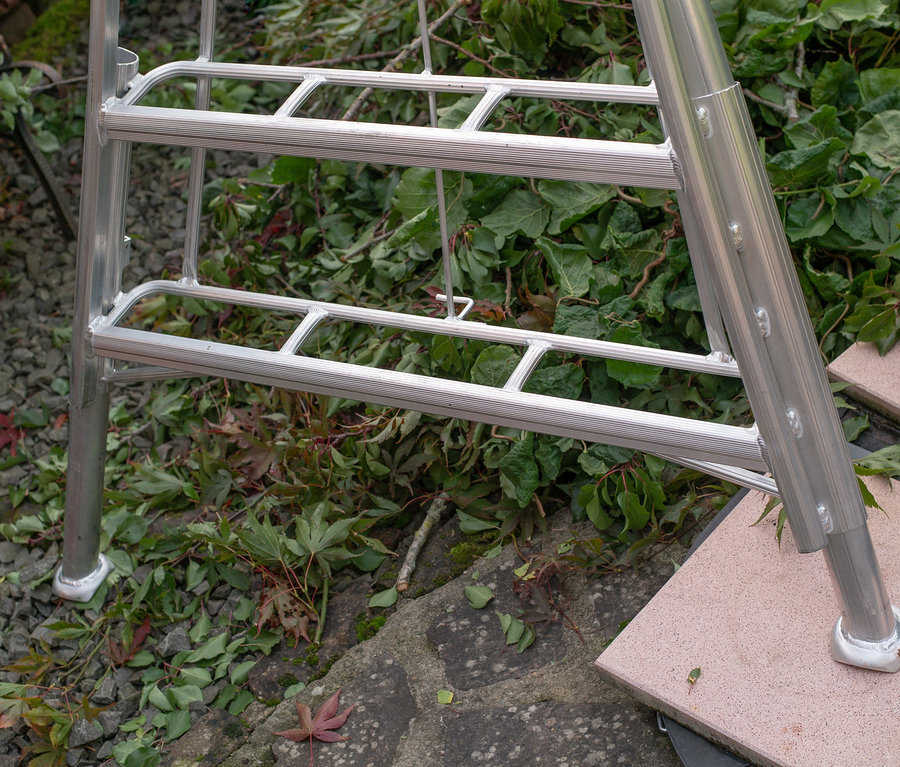 Niwaki-3-Holm-Gartenleiter »GSCS-270« und Niwaki-3-Holm-Gartenleiter »GSCS-330« stehen auf Fliesen im Garten.