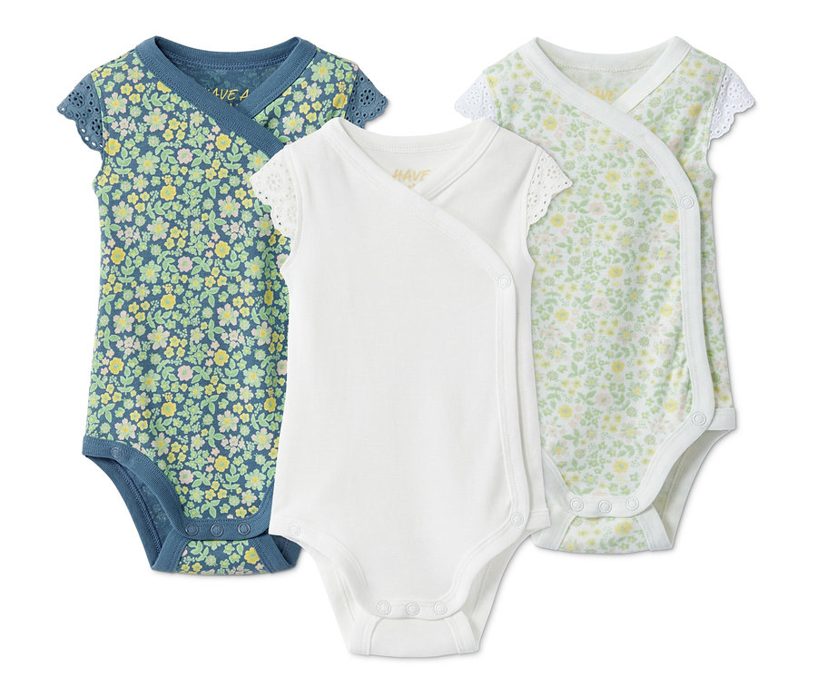Drei Baby-Bodys: einer blau mit Blumenmuster, einer weiß und einer mit grünem Blumenmuster.