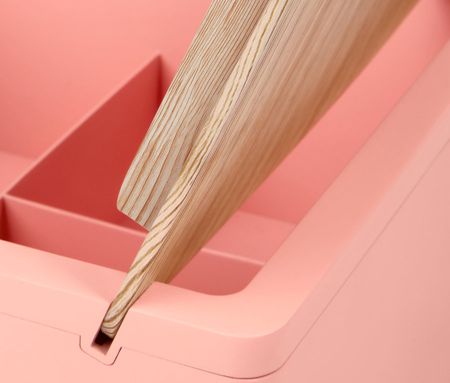 Detailansicht einer Aufbewahrungsbox mit LED-Spiegel, der Deckel ist teilweise geöffnet.