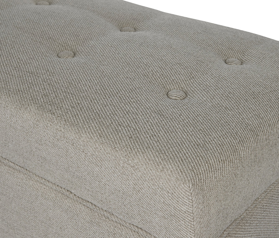 Detailaufnahme einer grauen Polsterbank mit Truhenfunktion.