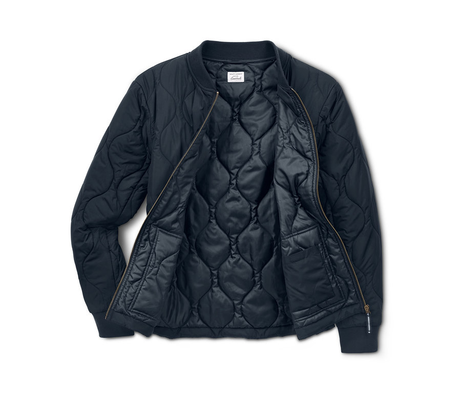 Eine marineblaue Steppjacke mit offenem Reissverschluss.