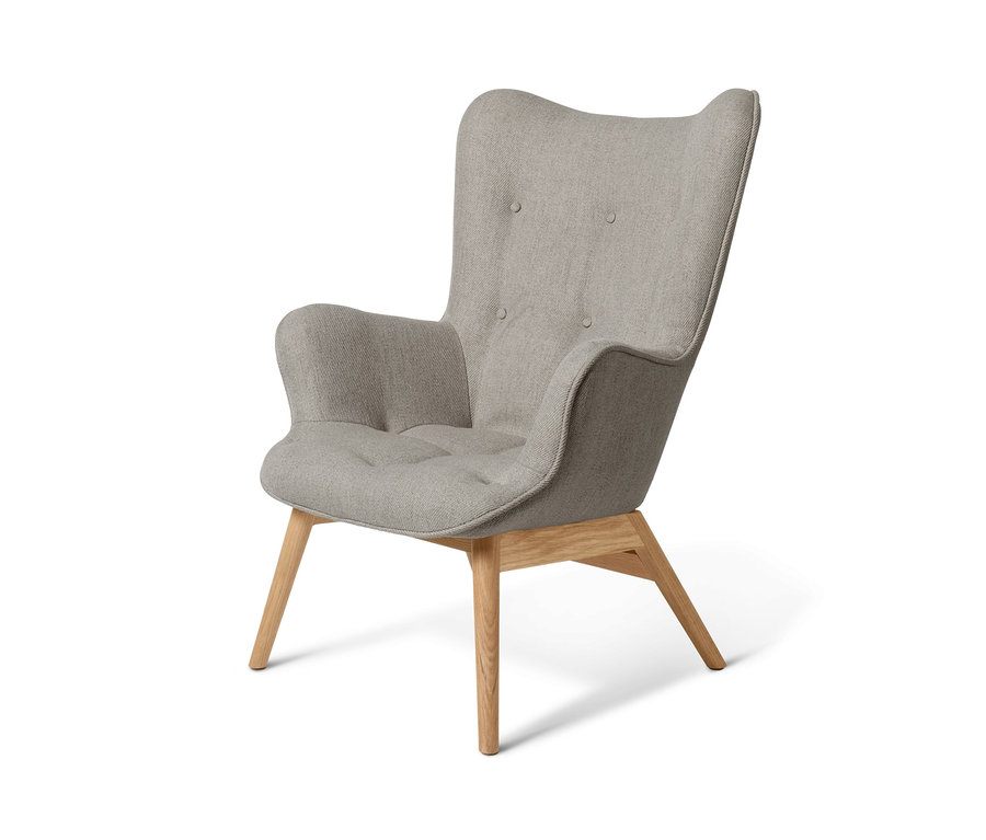 Grauer Sessel mit Fußhocker.