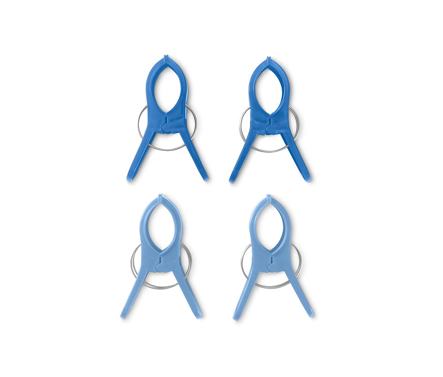 Vier blaue Handtuchclips werden auf einem weißen Hintergrund gezeigt.