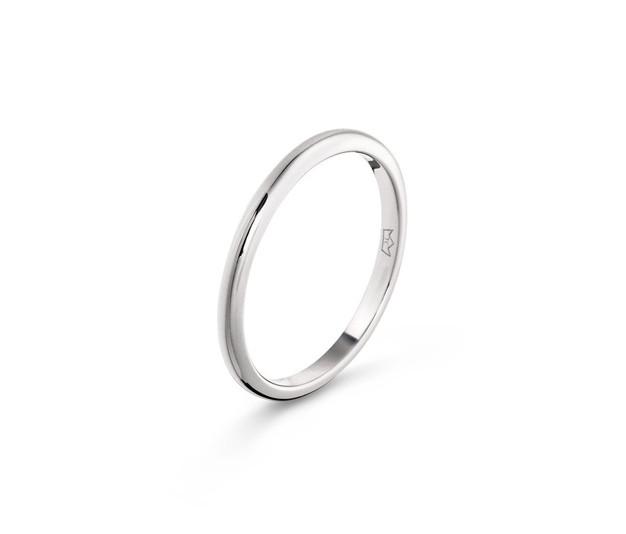 Nahaufnahme eines silbernen Rings, 925er Silber, aus einem 4er Set mit Zirkonia, auf weißem Hintergrund.