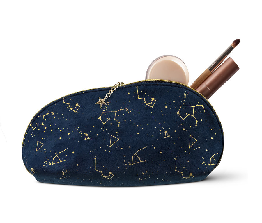 Eine blaue Kosmetiktasche mit goldenem Sternbild-Aufdruck und goldenem Reißverschluss.