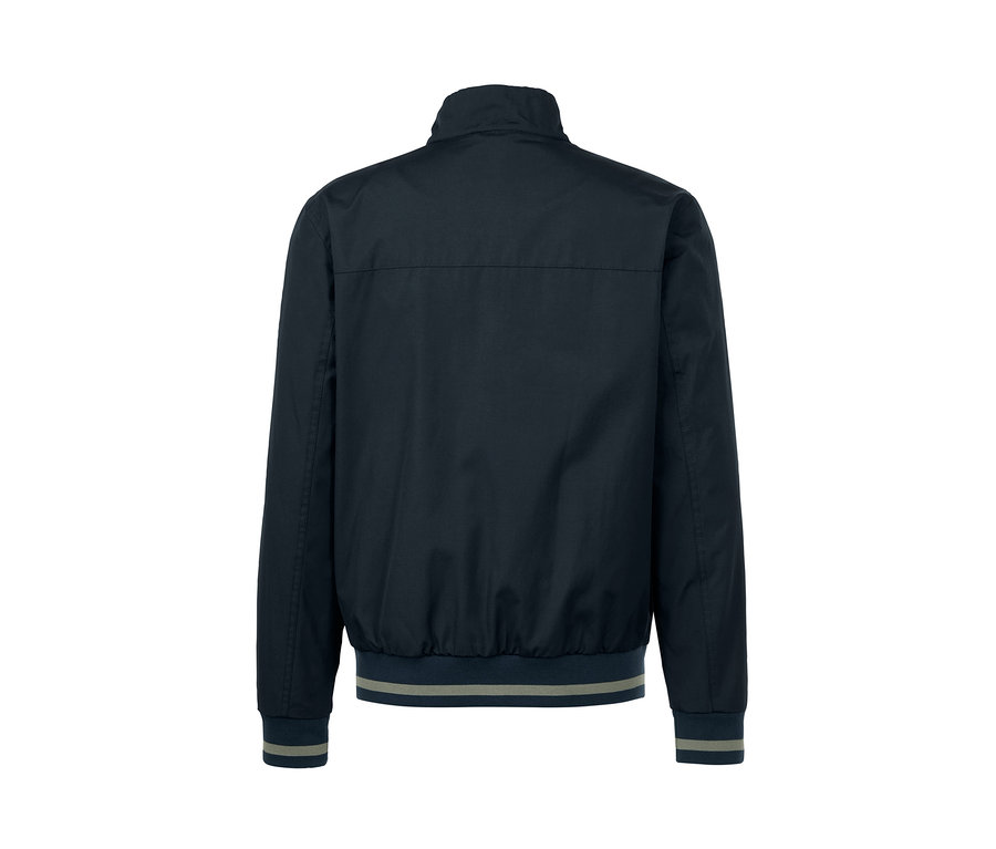 Dunkelblaue Blousonjacke mit gestreiften Bündchen.