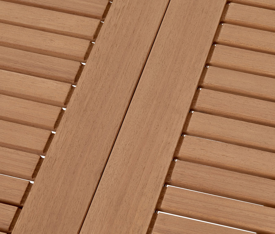 Detailansicht eines ausziehbaren Tisches mit Lamellenplatte.