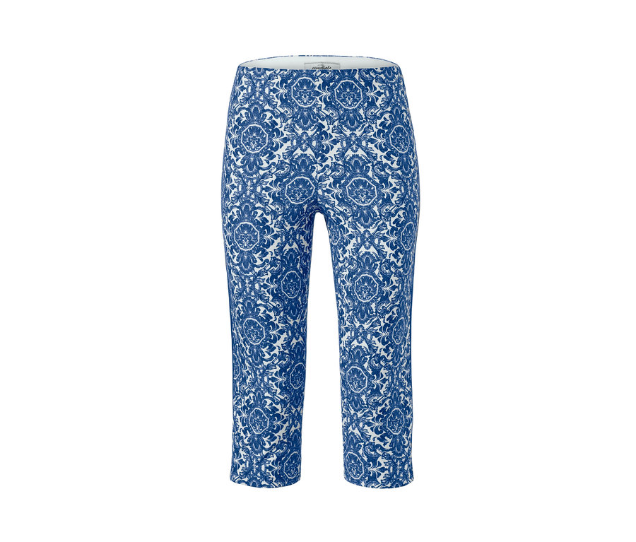 Blaue, bedruckte Stretchhose in 3/4-Länge.