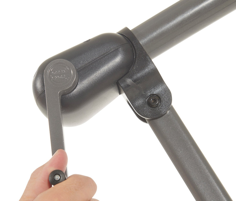 Hand kurbelt an anthrazitfarbenem Leco Ampelschirm, Ø ca. 300 cm.