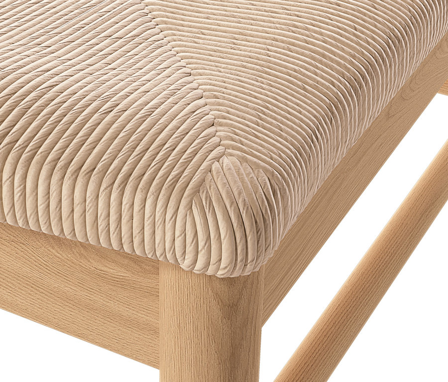 Detail einer Ecke eines Esszimmerstuhls aus Eichenholz mit beige geflochtener Sitzfläche.
