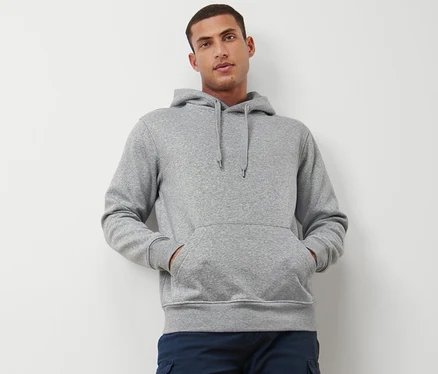 Mann posiert im Bild und trägt einen grau melierten Hoodie.