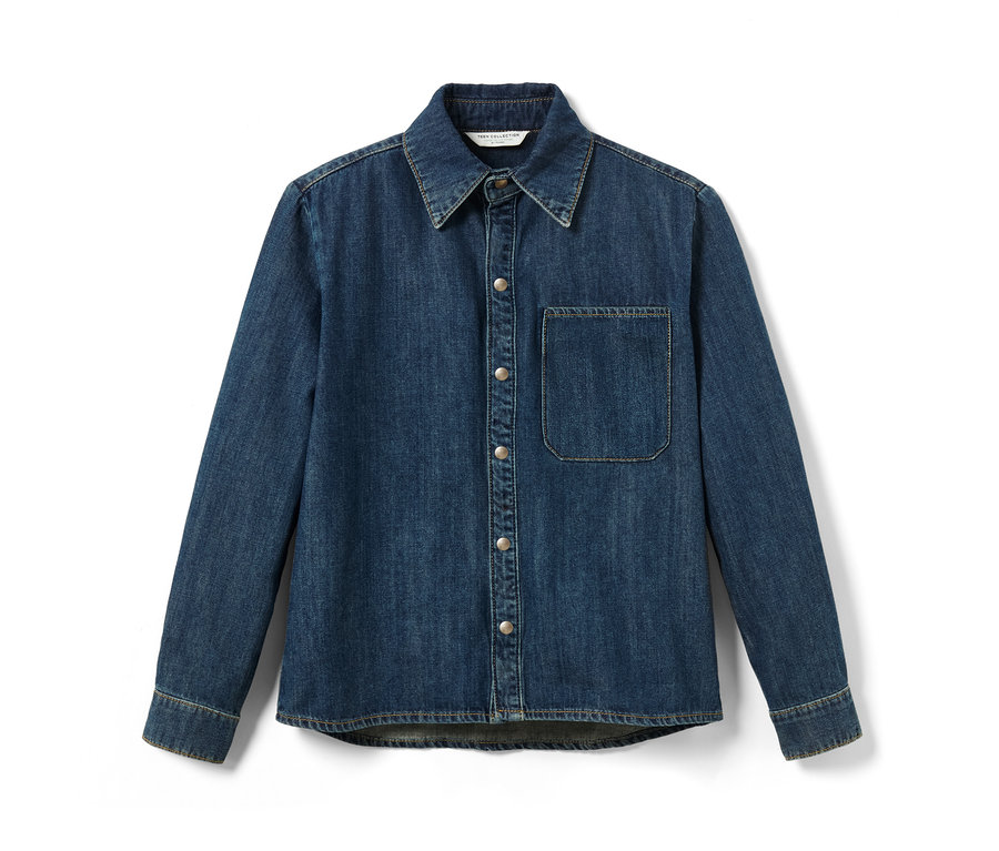 Blaues Kinder-Jeanshemd mit langen Ärmeln und Brusttasche.