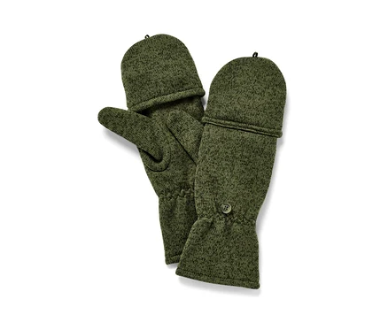 Zwei khaki Strickfleece-Klappfäustlinge liegen auf einem weißen Hintergrund.